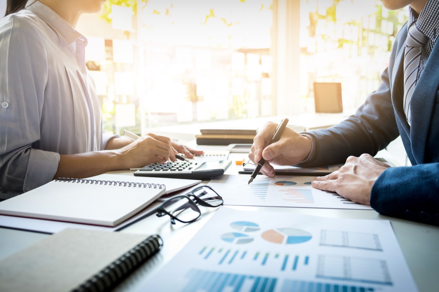 Finansal belgeler üzerinde birlikte çalışan profesyoneller